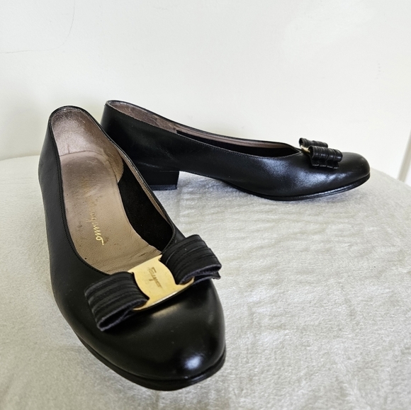 Salvatore Ferragamo Vara Bow Pump Shoes - Picture 4 of 12